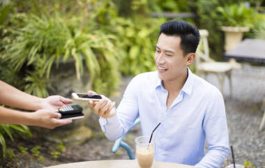 男人付錢給條例草案通過智能手機(jī)使用中餐館的 Nfc 技術(shù) 