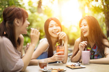 女性朋友組談話中餐廳花園 圖片