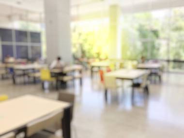 抽象背景模糊的现代会议室或研讨室的形象, 然后再与桌椅见面。在礼堂或大厅或教室里模糊的空座位排。复古色调颜色