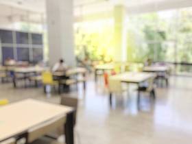 抽象背景模糊的现代会议室或研讨室的形象, 然后再与桌椅见面。在礼堂或大厅或教室里模糊的空座位排。复古色调颜色