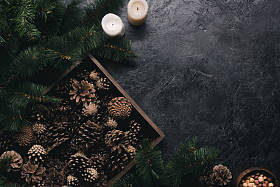 松果和蜡烛图片