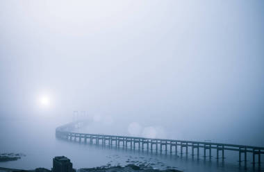 在大霧中灣大橋橋