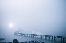 在大雾中湾大桥桥