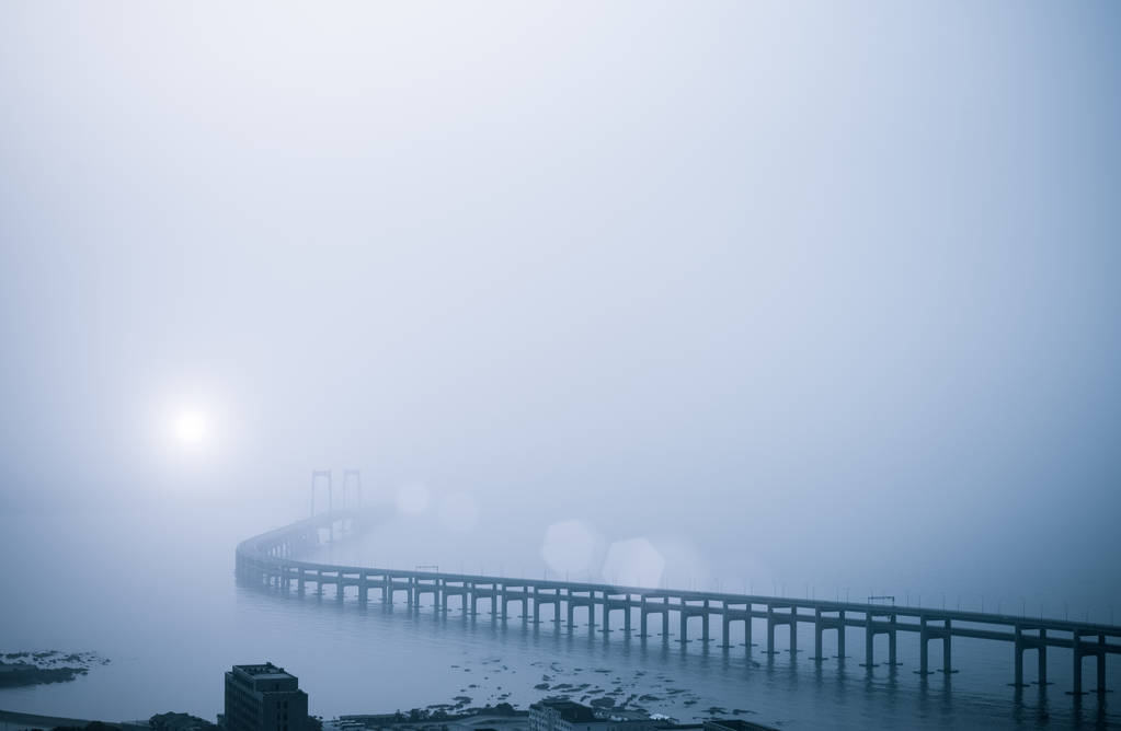 在大雾中湾大桥桥