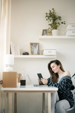 年轻漂亮的女人自由职业者照片