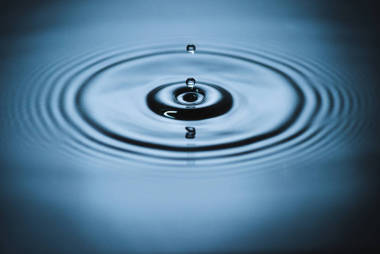 微笑的老年婦女蛇形和香檳