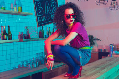 時尚的女人坐在柜臺上圖片