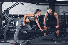 用哑铃在健身房锻炼的女人照片