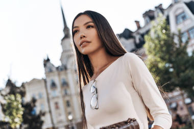 在城市的黑發(fā)女人圖片