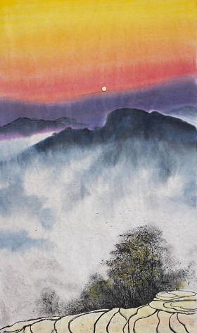 日落山和稻田照片