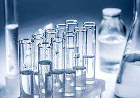 不同实验室烧杯和玻璃器皿. 