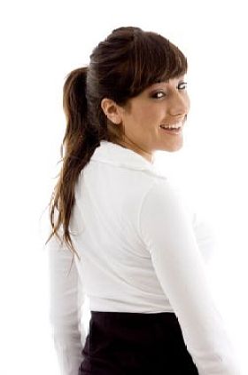 微笑女性回头在相机图片