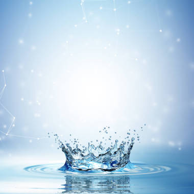 在與一滴水從上空飛行的深藍色的水濺