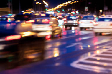 汽車(chē)的動(dòng)態(tài)與明亮的車(chē)燈的迷離的景色。城市道路