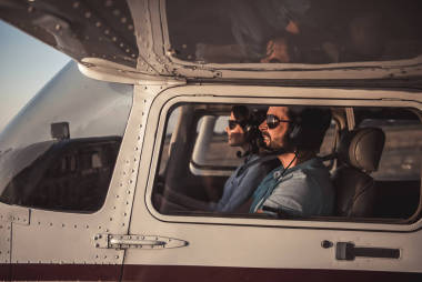 在飛機的夫婦圖片