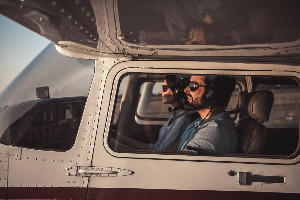 在飞机的夫妇图片 在飞机的夫妇图片