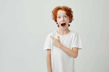 姜孩子的喜悅與雀斑假扮與張開的嘴巴和瘋狂的言論，指著廣告的自由空間的畫像。復(fù)制空間