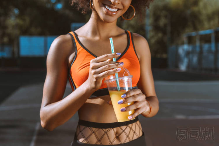 運動的非裔美國女性喝果汁圖片