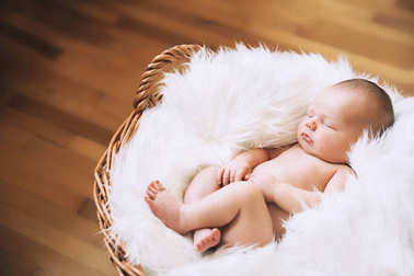 在包裝上的白色毯子睡著剛出生的嬰兒