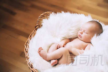 在包裝上的白色毯子睡著剛出生的嬰兒