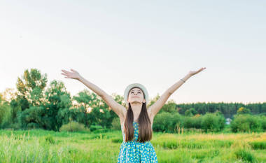 享受夏天大自然的美麗女孩戶(hù)外