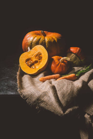 在麻布上時(shí)令蔬菜圖片