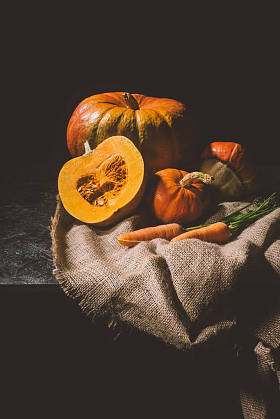 在麻布上时令蔬菜图片