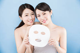 两个戴着面具的爱美女性 