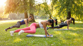 行使自然中的女孩