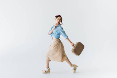 時(shí)尚的亞裔女子和行李箱