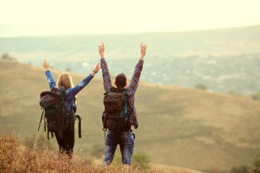 一對(duì)夫婦的背包游客舉起雙手在 nat