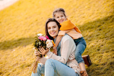 女人帶著女兒的手捧花 