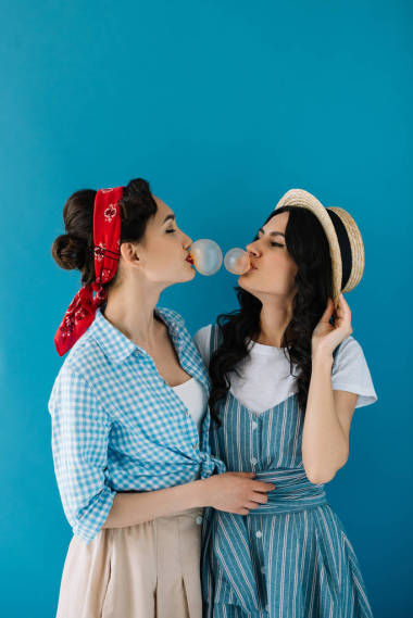 多元文化的女性吹泡泡糖