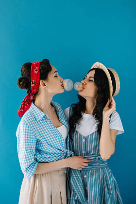 多元文化的女性吹泡泡糖