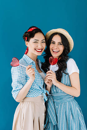 多元文化的女性与棒棒糖