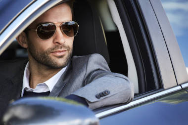 英俊的男人坐在車(chē)?yán)?圖片