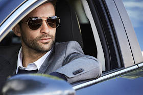 英俊的男人坐在车里 图片