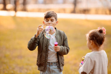 男孩吹肥皂泡泡