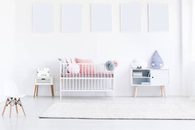 白人女孩的卧室里的海报照片