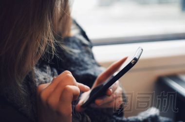 智能手機(jī)上的女性短信照片
