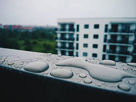潮湿的阳台窗台与雨滴图片