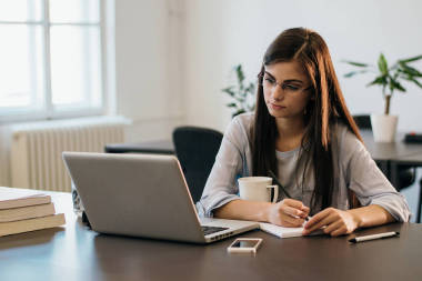 一個美麗的女商人的肖像看起來很忙