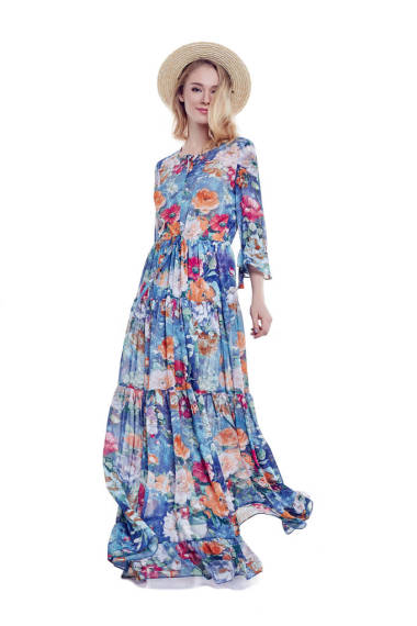 時尚草帽、 長五顏六色的花衣服的女模特。白色背景上孤立的全長肖像。夏季休閑街和海灘風格. 