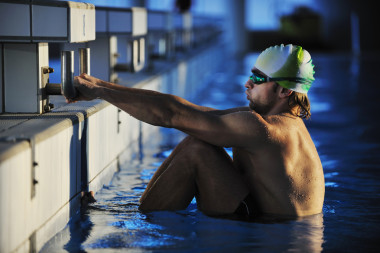 對(duì)游泳開(kāi)始年輕 swimmmer