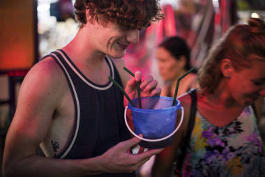 游客享受水桶饮料