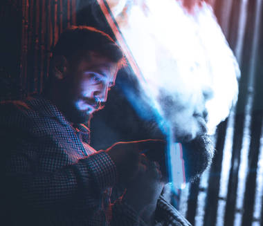 男子使用手機(jī)在夜間煙霧, 原 photoset