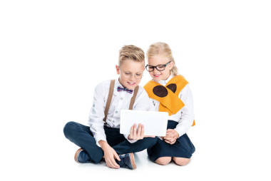 孩子們使用數(shù)字的平板電腦