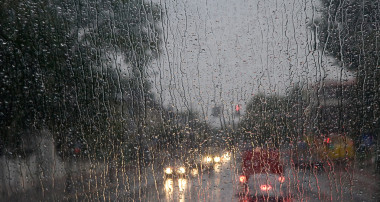 上巴士前窗的雨