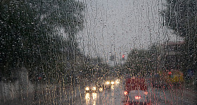 上巴士前窗的雨