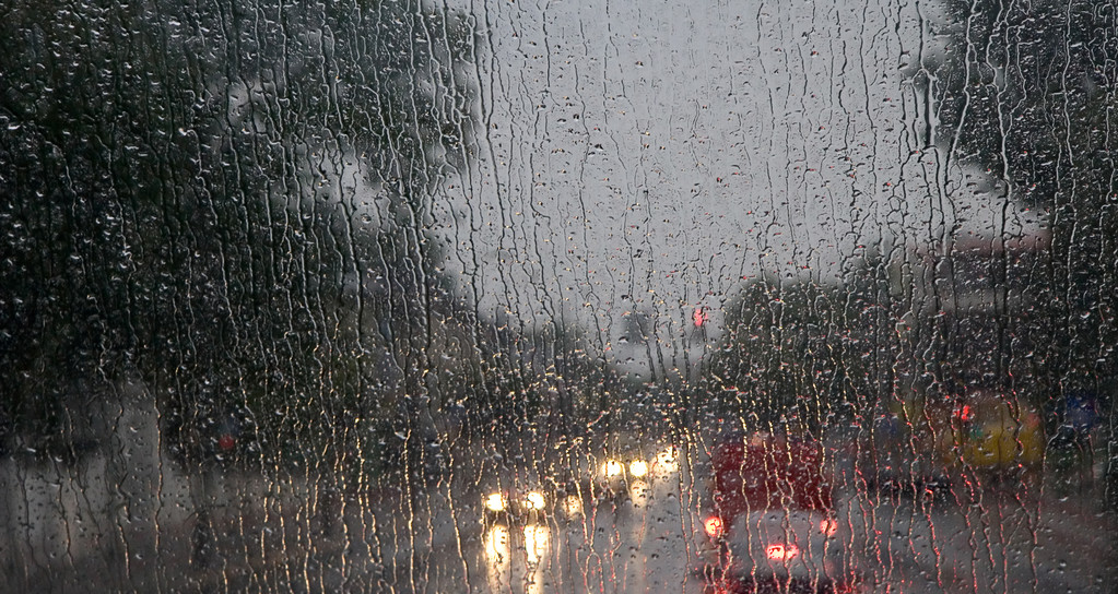 上巴士前窗的雨